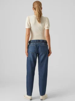Sitter Under Bulan Jeans